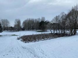 una vista de la campiña de whitchurch en la nieve foto