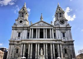 una vista de la catedral de san pablo en londres foto