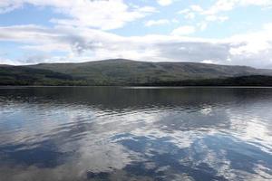 una vista de loch lomond en escocia bajo el sol de la mañana foto