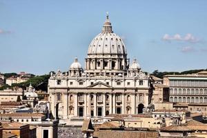 una vista de la basílica de san pedro en el vaticano foto