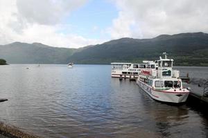 una vista de loch lomond en escocia bajo el sol de la mañana foto