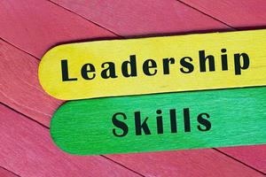 texto de habilidades de liderazgo en un palo de madera colorido. concepto de negocio foto