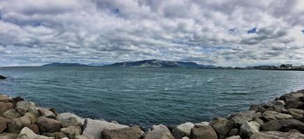 una vista del paseo marítimo de reykjavik en islandia foto