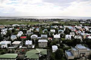 una vista de reykjavik en islandia foto