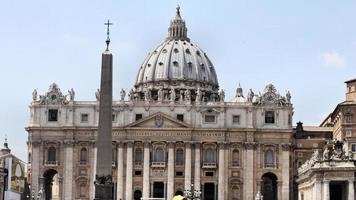 una vista de la basílica de san pedro en el vaticano foto