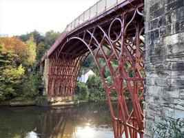 una vista del puente de hierro en shropshire foto