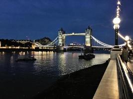 una vista del puente de la torre en la noche foto