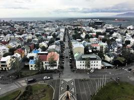 una vista de reykjavik en islandia foto