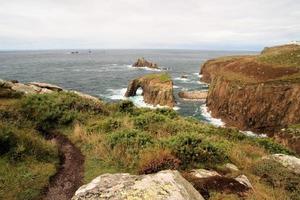 una vista de la costa de cornualles en lands end foto