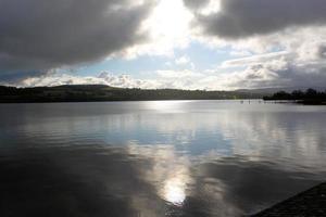 una vista de loch lomond en escocia bajo el sol de la mañana foto