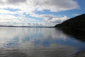 una vista de loch lomond en escocia bajo el sol de la mañana foto