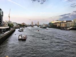 una vista del río támesis en londres foto