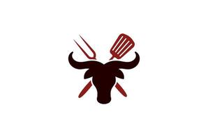 cabeza de vaca de búfalo de toro de bisonte de cuerno largo con tenedor cruzado y espátula para el diseño del logotipo del restaurante de bistec a la parrilla de barbacoa vector