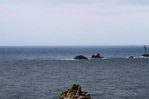 una vista de la costa de cornualles en lands end foto