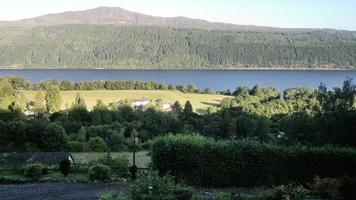 una vista del lago ness en escocia foto