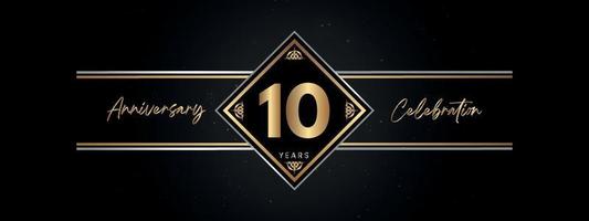 10 años de color dorado de aniversario con marco decorativo aislado en fondo negro para el evento de celebración de aniversario, fiesta de cumpleaños, folleto, tarjeta de felicitación. diseño de plantilla de aniversario de 10 años vector