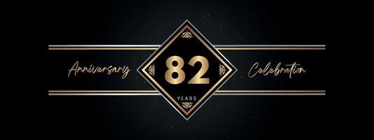 Color dorado de aniversario de 82 años con marco decorativo aislado en fondo negro para evento de celebración de aniversario, fiesta de cumpleaños, folleto, tarjeta de felicitación. diseño de plantilla de aniversario de 82 años vector