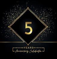 Celebración del aniversario de 5 años con marco dorado y brillo dorado sobre fondo negro. diseño vectorial para tarjetas de felicitación, fiesta de cumpleaños, boda, fiesta de eventos, invitación. Logotipo de aniversario de 5 años. vector