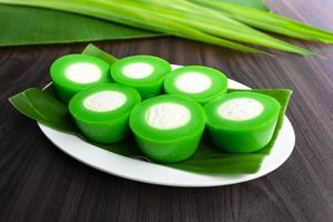 Nona Manis is a steamed pandan-flavoured kuih with a creamy center filling.