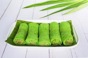 postre dulce de malasia con coco conocido como kuih ketayap foto