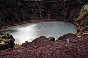 una vista del cráter kerid en islandia foto