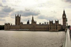 una vista de las casas del parlamento en westminster en londres foto