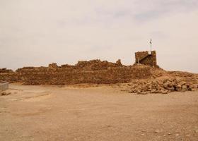 una vista de la antigua fortaleza judía de masada en israel foto