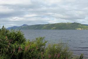 una vista del lago ness en escocia foto