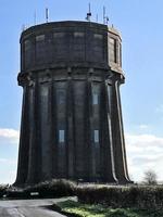 una vista de una torre de agua cerca de bedford foto