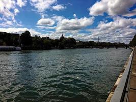 una vista de parís que muestra el río sena por la conserjería foto