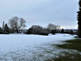 una vista de la campiña de whitchurch en la nieve foto