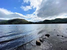 una vista de ullswater en el distrito de los lagos en un día soleado foto