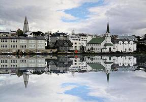 una vista de reykjavik en islandia foto