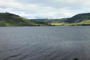 una vista del lago ness en escocia foto