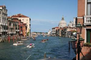 una vista del gran canal en venecia foto