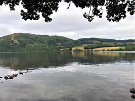 una vista de ullswater en el distrito de los lagos en un día soleado foto