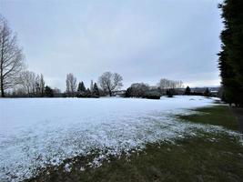 una vista de la campiña de whitchurch en la nieve foto