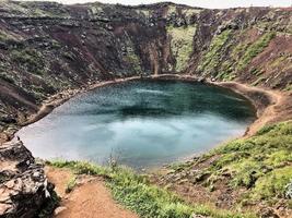 una vista del cráter kerid en islandia foto