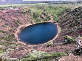 una vista del cráter kerid en islandia foto