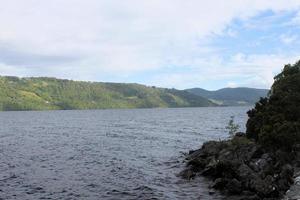 una vista del lago ness en escocia foto