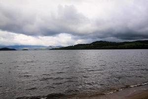 una vista de loch lomond en escocia bajo el sol de la mañana foto