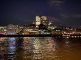 una vista del rover thames en londres por la noche foto