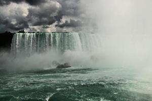 una vista de las cataratas del niágara desde el lado canadiense foto