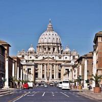 una vista de la basílica de san pedro en el vaticano foto