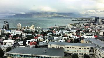 una vista de reykjavik en islandia foto