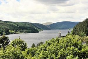 una vista del lago vyrnwy en gales foto