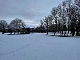 una vista de la campiña de whitchurch en la nieve foto