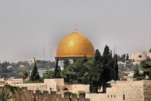 una vista de la cúpula de la roca en jerusalén foto