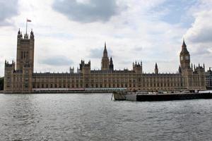 una vista de las casas del parlamento en westminster en londres foto