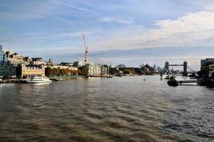 una vista del río támesis en londres foto